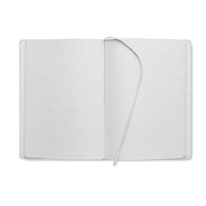 Libreta A5 abierta con hojas rayadas y cinta de tela para marcar las páginas de color blanco