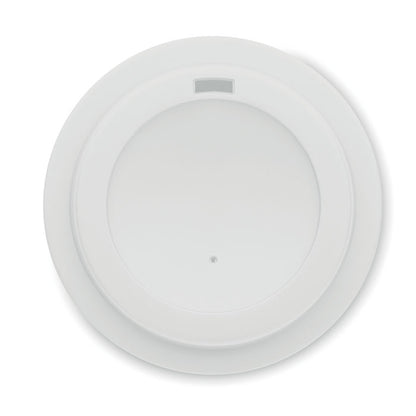 Detalle de tapadera de plástico blanco con abertura 