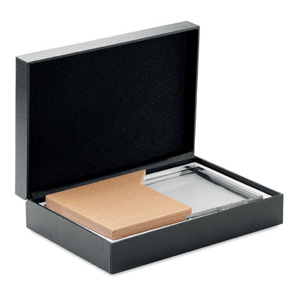 Caja negra de regalo con trofeo de madera y vidrio