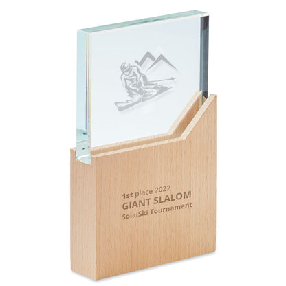 Trofeo de cristal y madera rectangular con texto y logo impreso