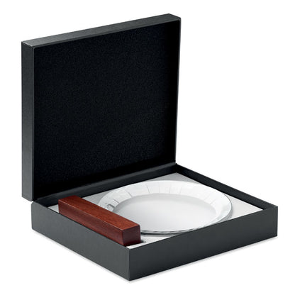 Caja de presentación negra con trofeo de cristal y peana de madera