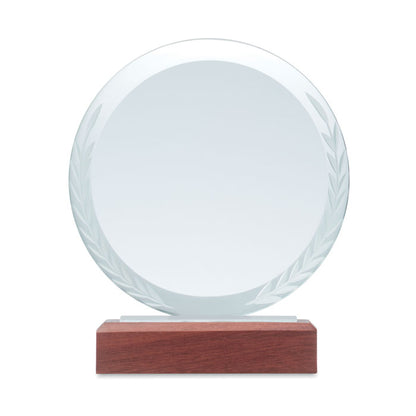 Trofeo redondo de cristal sobre madera