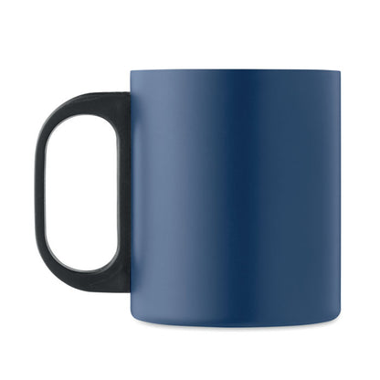 Vista lateral de taza metálica azul con asa negra