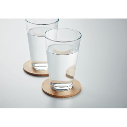 2 vasos grandes de agua sobre posavasos de bambú