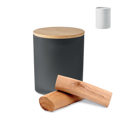 Vela de canela en bote con caja blanca cilíndrica