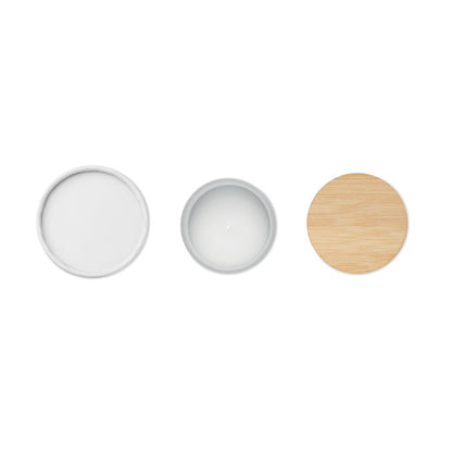 Vista superior de vela, caja y tapa de madera