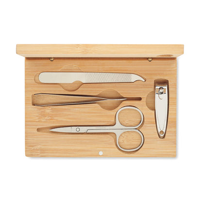 Vista frontal de set de 4 piezas de manicura en caja de bambú abierta