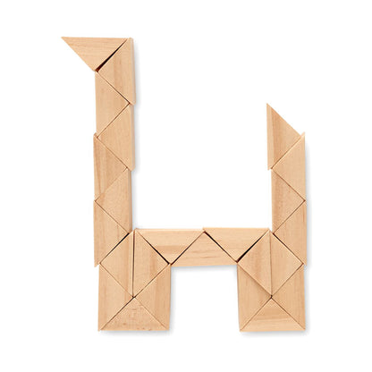 Jirafa hecha con piezas de madera