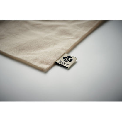 Detalle de pequeña etiqueta Recycled Cotton cosida en el lateral del saco de algodón