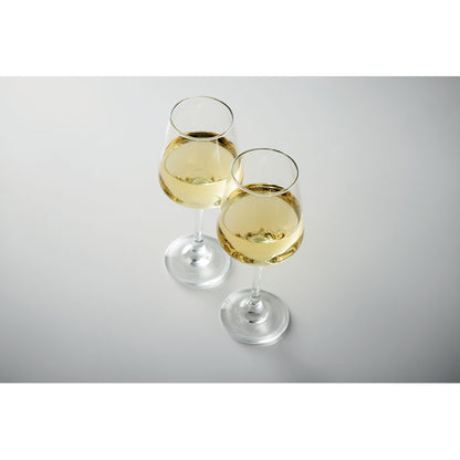 Vista superior de dos copas de vino blanco de cristal 