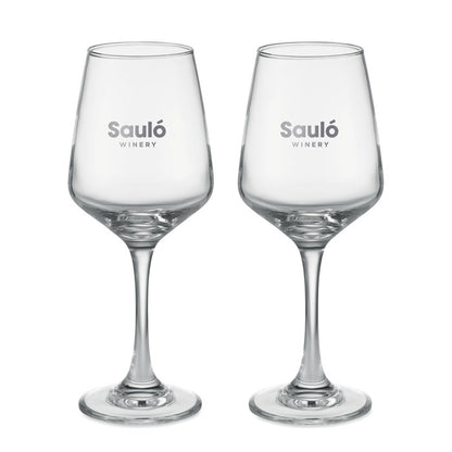 Dos copas de vino de cristal personalizadas con un logotipo en la parte frontal