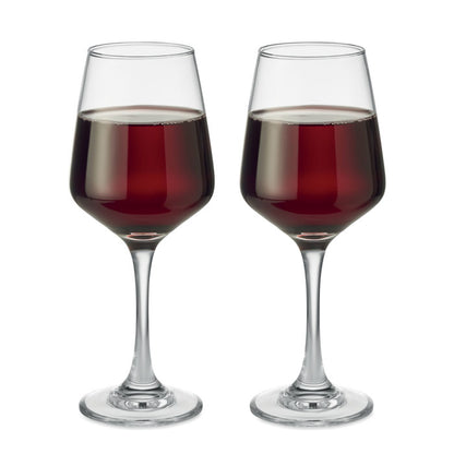 Dos copas de vidrio con vino tinto