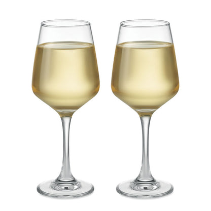Copas de cristal con vino blanco