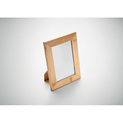Porta fotos de madera en fondo  gris