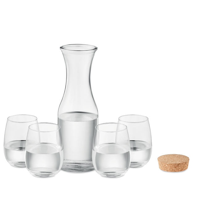 Conjunto de jarra de vidrio reciclado y cuatro vasos, acompañados de tapa de corcho natural, ideal para servir bebidas.