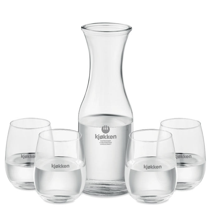 Juego de jarra de vidrio reciclado y cuatro vasos, ideales para servir agua con elegancia y sostenibilidad.