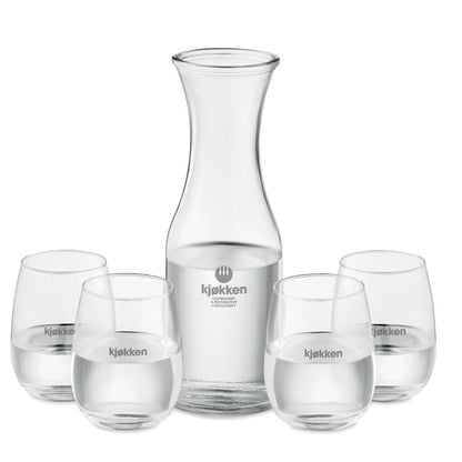 Jarra y vasos de vidrio con agua 