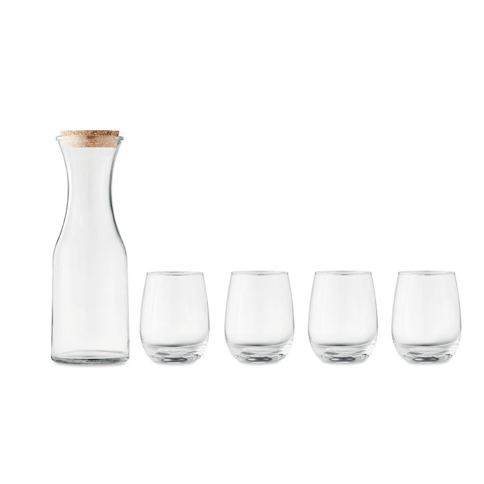 Jarra de vidrio reciclado con tapa de corcho y cuatro vasos transparentes, ideal para servir bebidas.