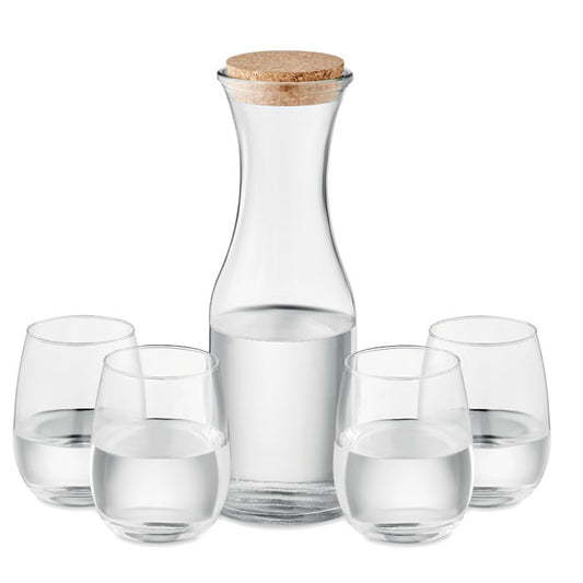 Jarra y vasos de cristal con agua