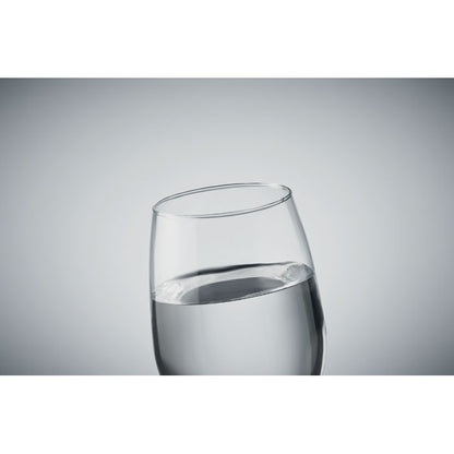 DEtalle de parte superior de vaso de cristal lleno de agua