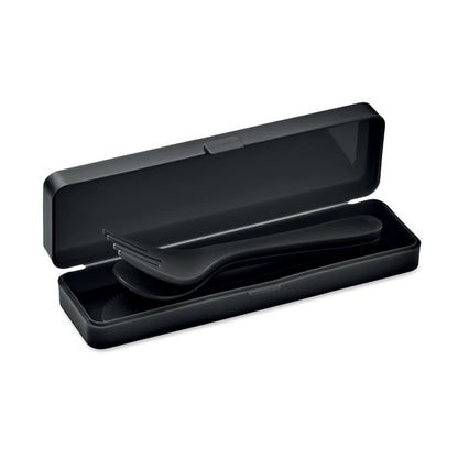 Caja de plástico negro con cubiertos reutilizables