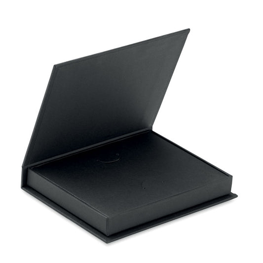 Caja para tarjetas de regalo de color negro con cierre magnético, fabricada en papel kraft, vista lateral abierta