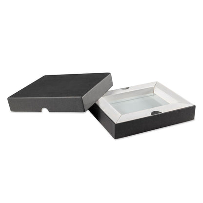 Caja negra con trofeo de vidrio dentro