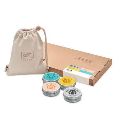 Set de viaje con pastillas de 50gr de lavado corporal vegano, champú, exfoliante facial, barra de agua micelar y una bolsa de viaje de algodón orgánico personalizado con logotipo en saco y caja