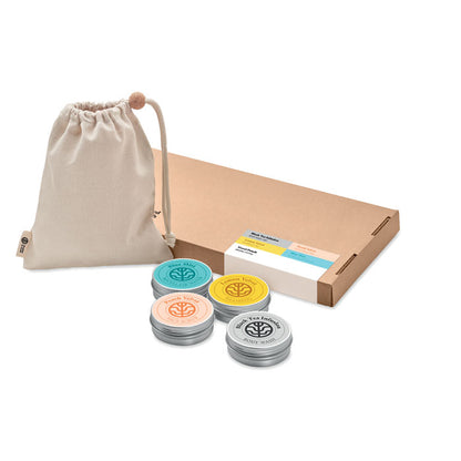 Set de viaje con pastillas de 50gr de lavado corporal vegano, champú, exfoliante facial, barra de agua micelar y una bolsa de viaje de algodón orgánico