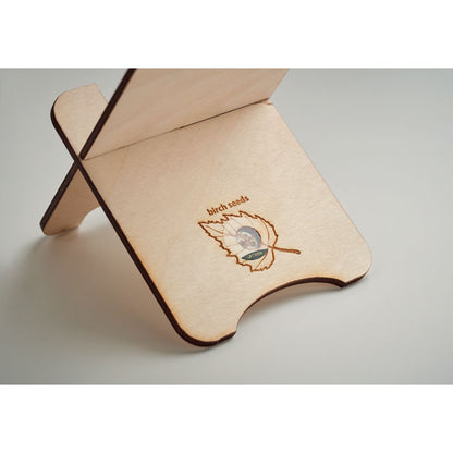 Móvil sobre soporte de madera con logo impreso