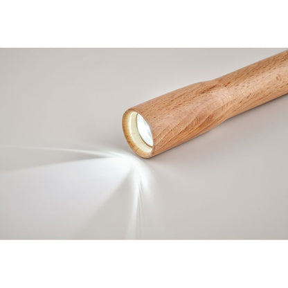 Linterna de madera encendida sobre superficie neutra gris