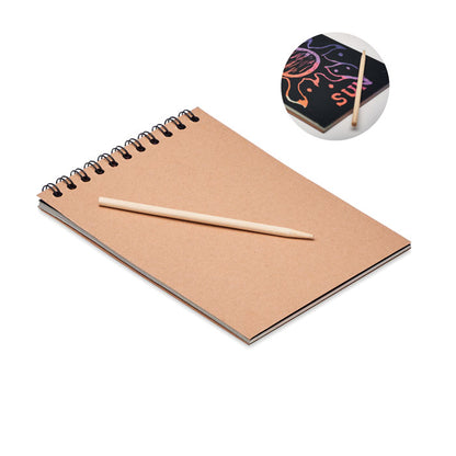 Cuaderno con portada de cartón kraft y hojas para rascar y dibujar con palito de madera