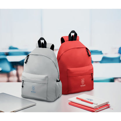 2 mochilas gris y roja con logos impresos sobre mesa