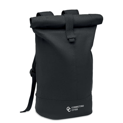 Vista lateral de mochila negra con cierre rolltop y con logotipo marcado en parte inferior