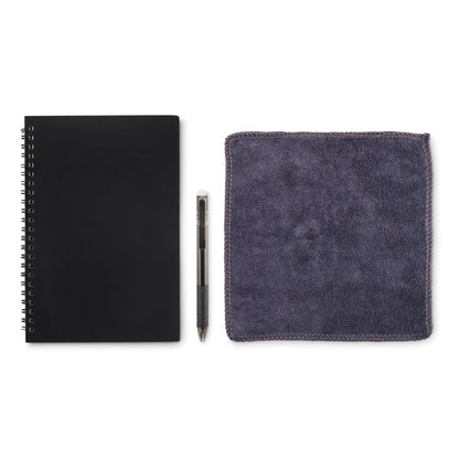 Cuaderno borrable con espiral de tapas negras, bolígrafo negro y gamuza de limpieza gris