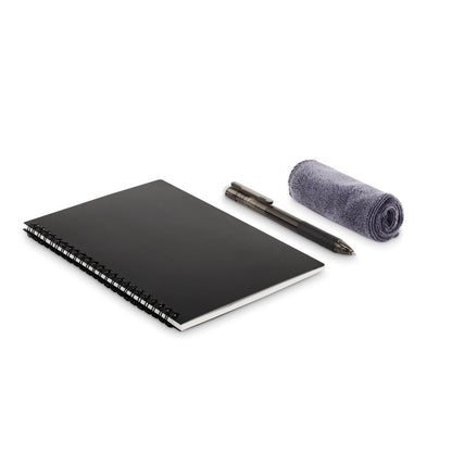 Libreta borrable con tapas negras y espiral negra. Bolígrafo negro y paño de limpieza
