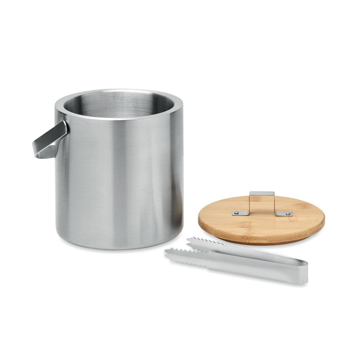 Cubitera de acero inoxidable aislada con tapa de bambú y pinzas para hielo, vista lateral.