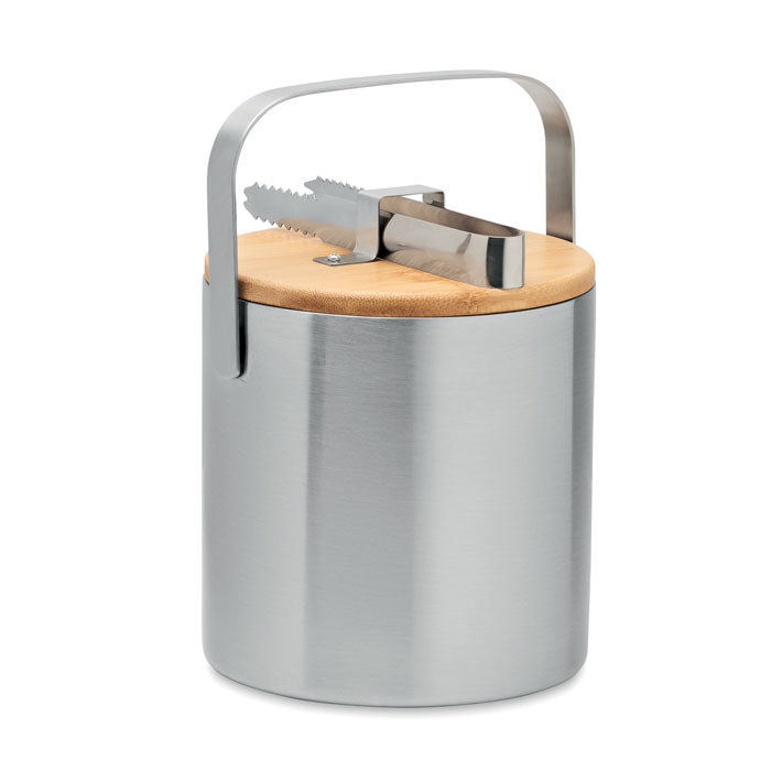 Cubitera de acero inoxidable con tapa de bambú y pinzas para hielo, diseño elegante y moderno, ideal para servir bebidas.