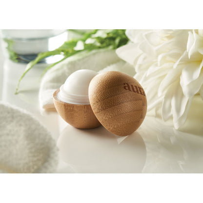 Cacao en bote redondo de madera de bambú en ambiente de baño