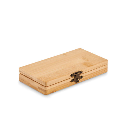 Caja de madera rectangular con set de destornillador en su interior