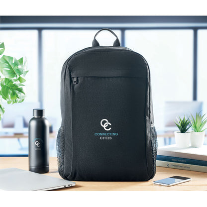 Mochila de negocios y botella negra metálica personalizadas con logotipo sobre una mesa de oficina