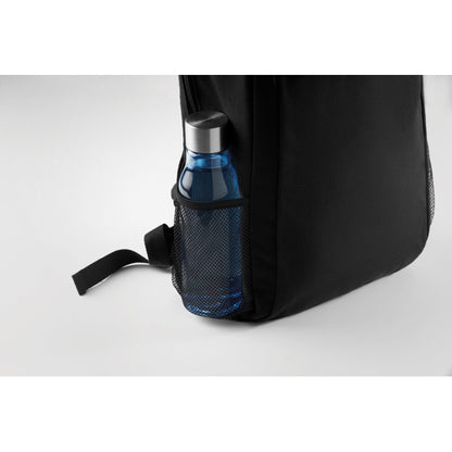 Botella de agua azul dentro de bolsillo lateral de red de mochila negra