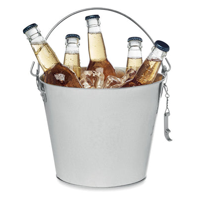 Cubo metálico con abrebotellas con hielo y cervezas en su interior