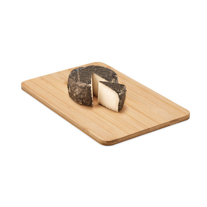 Tabla de madera para cortar y servir con un queso sobre ella