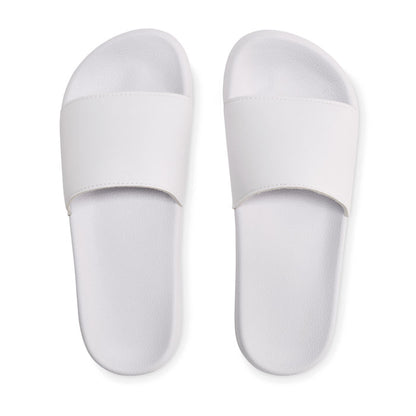 Vista superior de chanclas de tira ancha blancas de goma EVA