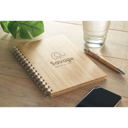 Libreta de amdera con espiral y logotipo impreso sobre mesa