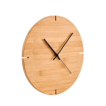 Vista lateral de reloj de pared de madera analógico