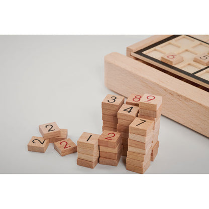 Números en fichas de madera para sudoku