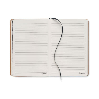 Libreta tamaño A5 abierta con hojas blancas y rayadas y marcapáginas