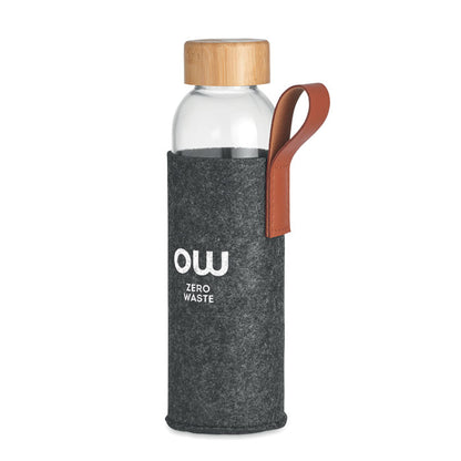 Botella funda de fieltro gris con logo, tapón bambú y asas¡